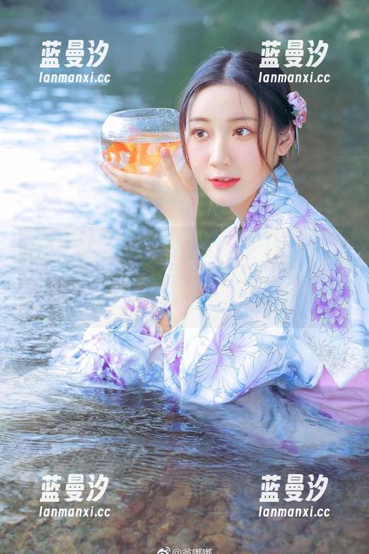 震撼你的视觉！Kitkat Cosplay最新空姐图册大放异彩，展现魅力与自信的双重奏！.txt